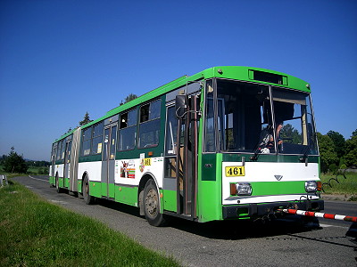 Trolejbus 15Tr ev. č. 461 během přetahu do Strašic