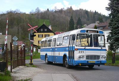 Autobus ŠL 11 č. 284 na přejezdu v Bečově n. Teplou.