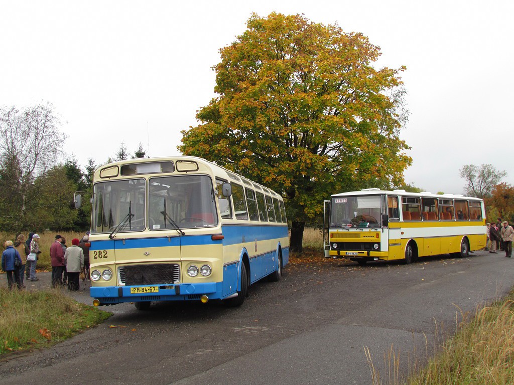 Autobusy Škoda-bus klubu při výletu do vojenského újezdu Brdy. 17.10.2015, Zdeněk Kresa.