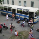 Přepravu vozíčkářů jsme zvládali i v autobuse Karosa ŠL 11, nyní disponujeme i nízkopodlažními autobusy Škoda 21 Ab. 3.7.2008, Michal Kouba.