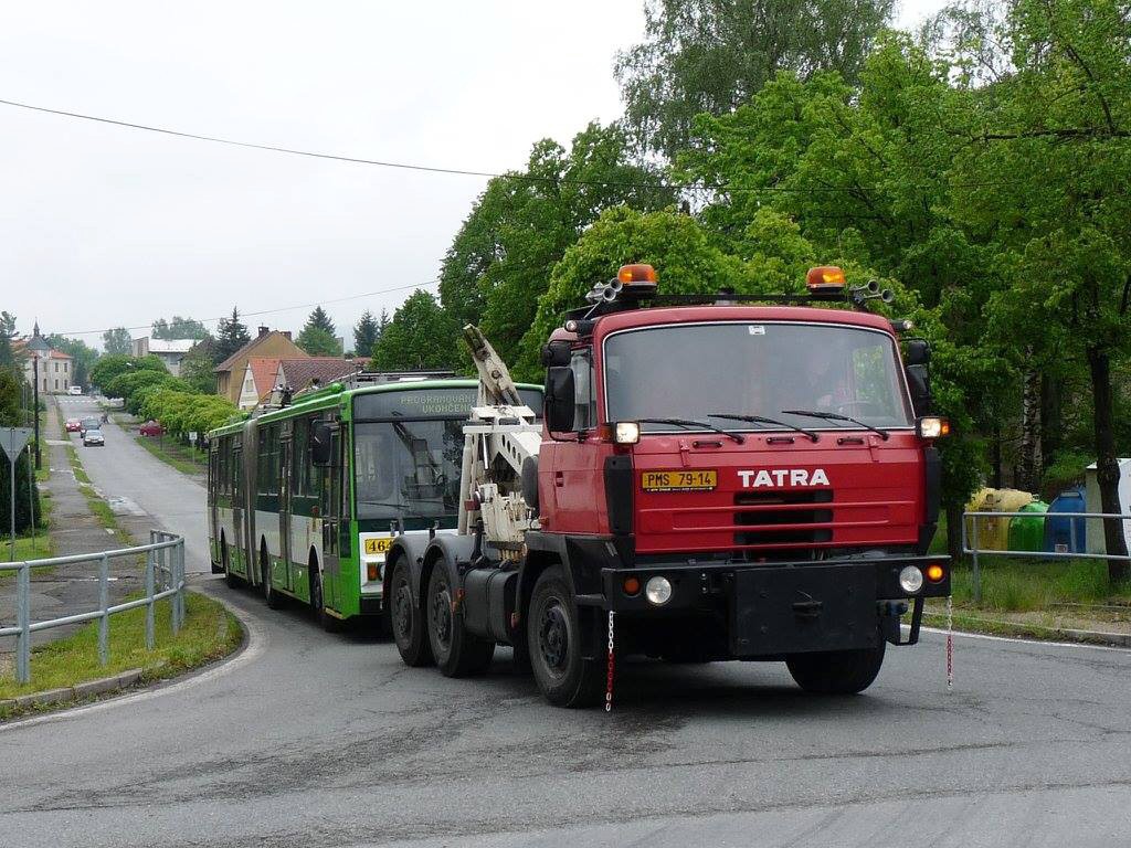 Díky oslavám byl do Plzně přetažen trolejbus 15 Tr ev.č. 464. Na snímku transport ve Strašicích. 24.5.2016, Michal Kouba.