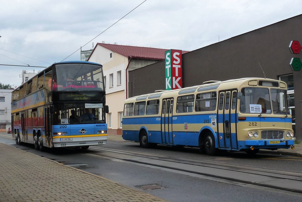 V Mrštíkově ulici se Karosa ŠL 11 setkala s německým Megashuttle busem Neoplan. Tento dvoupatrový autobus se všemi zatáčecími nápravami pojme až 180 cestujících, z toho 100 sedících. 26.8.2017, Michal Kouba.