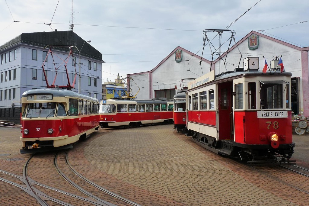 Historické tramvaje vyčkávají ve vozovně na zahájení dne otevřených dveří. 26.8.2017, Michal Kouba.