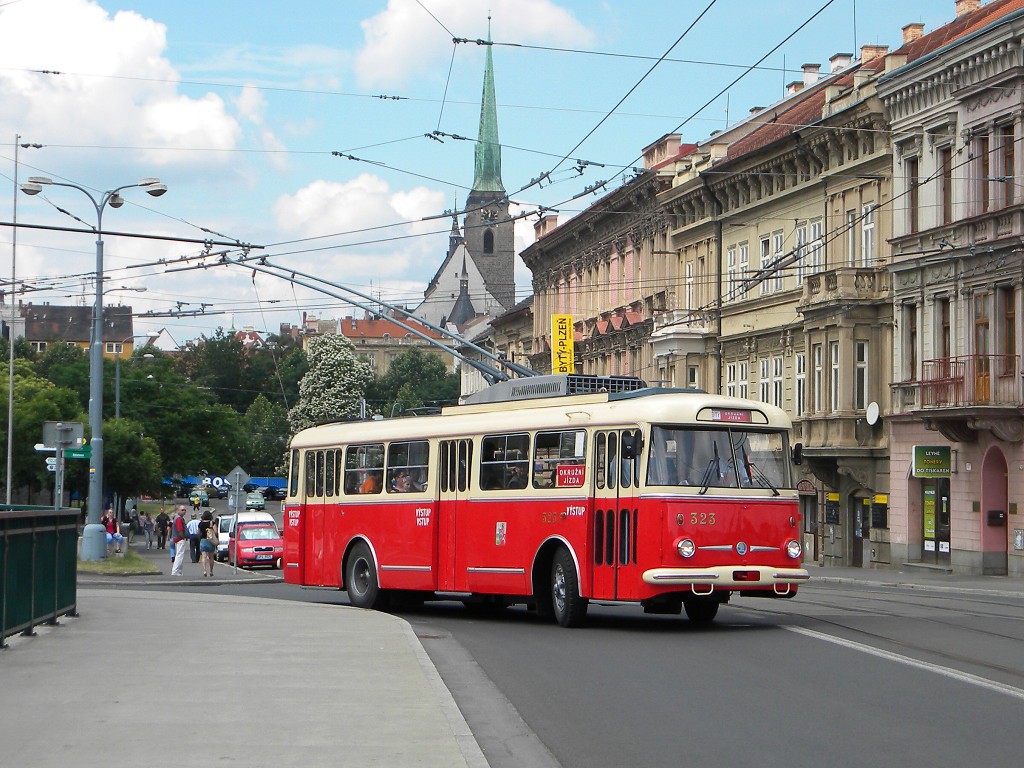 Při oslavách PMDP představily nově zrenovovaný trolejbus 9 Tr č. 323, který také prošel naším spolkem. 11.6.2011, Zdeněk Kresa.