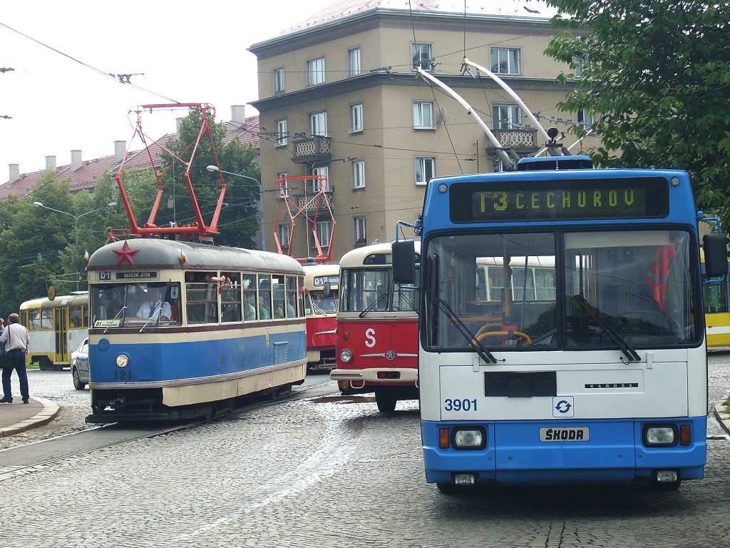 Na konečné Slovany se při výjezdu tramvajového konvoje mohly setkat vozy 17 Tr, 9 Tr, T1 a T2. 27.6.2009, Zdeněk Kresa.
