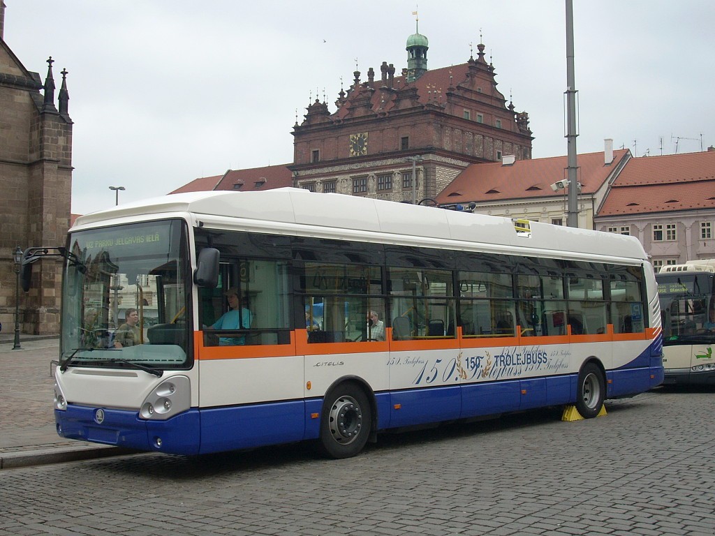 Na náměstí Republiky byly vystavené nové trolejbusy ze Škody Electric, například jubilejní 150. trolejbus pro lotyšskou Rigu. 27.6.2009, Zdeněk Kresa.
