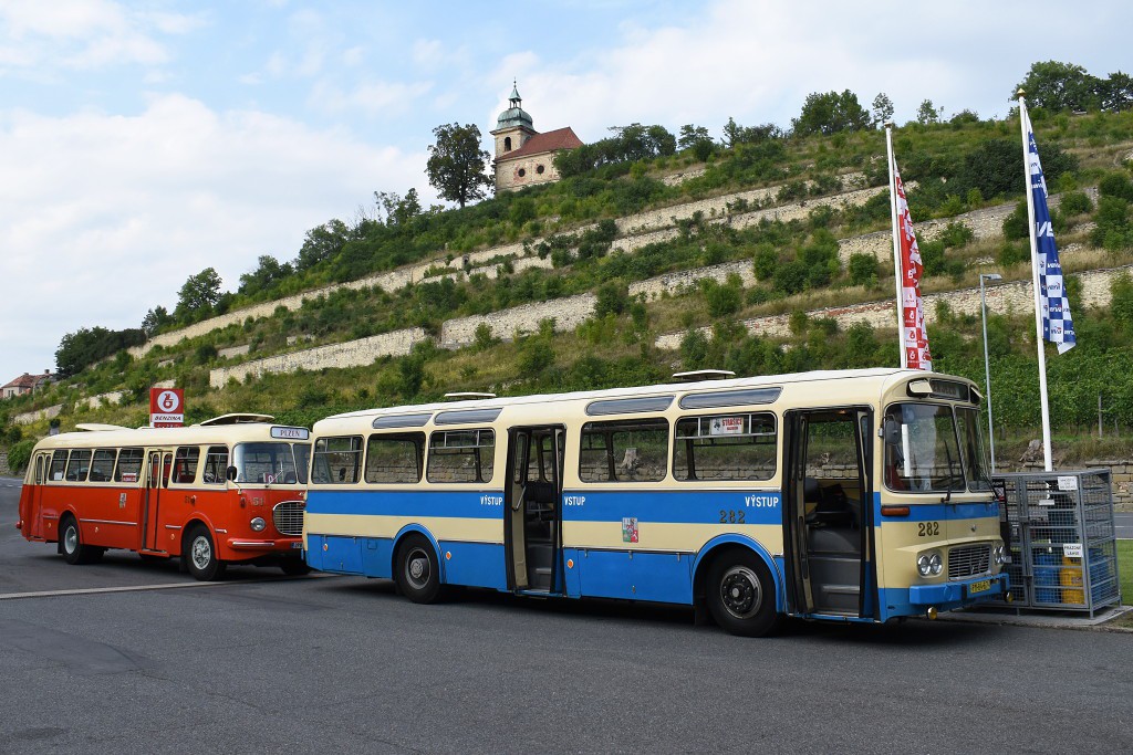 Při páteční cestě z Plzně do Liberce byly autobusy zvěčněny při krátké přestávce v Liběchově u Mělníka. 25.8.2017, Zdeněk Kresa.