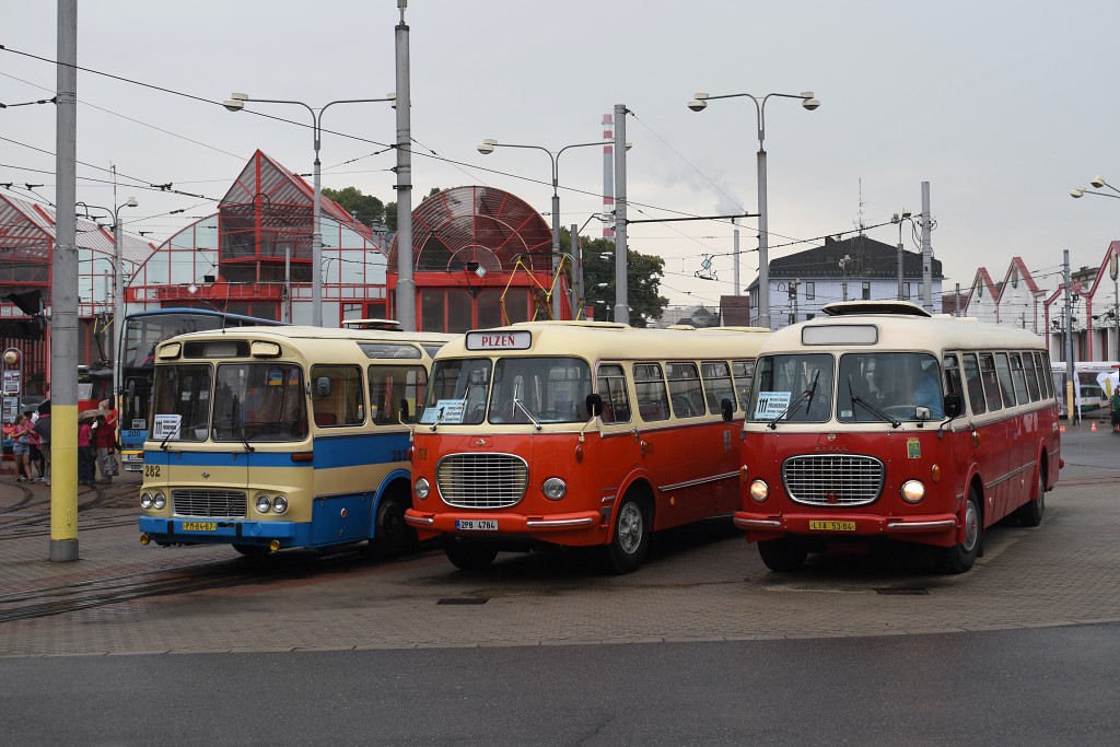 Setkání hned tří autobusů spojených s Plzní. U vozů Karosa ŠL 11 ev.č. 282 a Škoda 706 RTO ev.č. 51 je stopa jasná. Autobus RTO zcela vpravo v Plzni sloužil do roku 1995 jako dílenské vozidlo (ev.č. 109), které mimo jiné odtahovalo i porouchané trolejbusy. Následně se přes soukromé osoby dostal až k dopravci BusLine, který jej po opravě využívá jako historické vozidlo. 26.8.2017, Zdeněk Kresa.