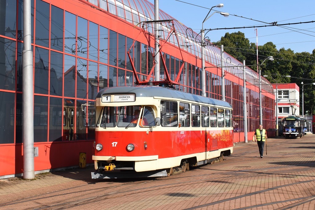 Liberecký historický tramvajový vůz T2R ev.č. 17 zachycen v areálu tramvajové vozovny. 26.8.2017, Zdeněk Kresa.