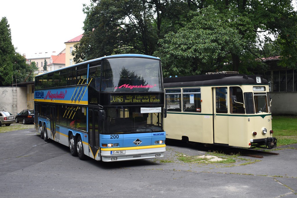 Německé setkání. Megashuttle bus z Chemnitz pózuje v areálu libereckého Technického muzeau tramvaje Schöneweide TZ70 z Jeny. 27.8.2017, Zdeněk Kresa.
