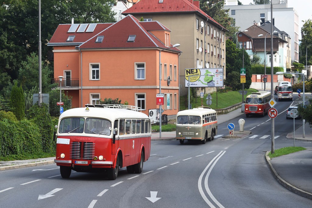 Kolona historických autobusů směřuje do libereckých autobusových garáží. 27.8.2017, Zdeněk Kresa.