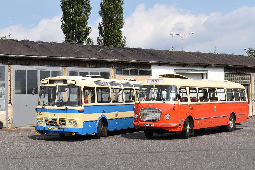 Karosa ŠL 11 a Škoda 706 RTO před zpáteční cestou do Plzně zapózovaly v areálu libereckých autobusových garáží. 27.8.2017, Zdeněk Kresa.