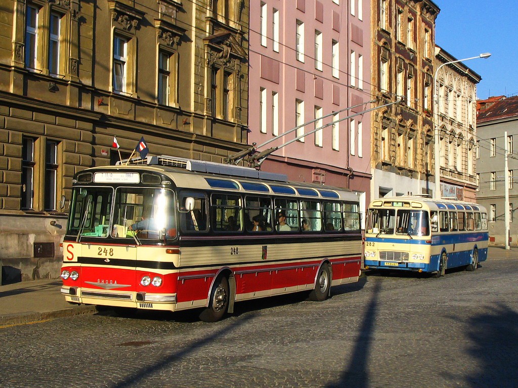 Unifikace vozidel v praxi - setkání trolejbusu Škoda T11 a autobusu Karosa ŠL 11 v Mikulášské ulici. 24.9.2006, Michal Kouba.