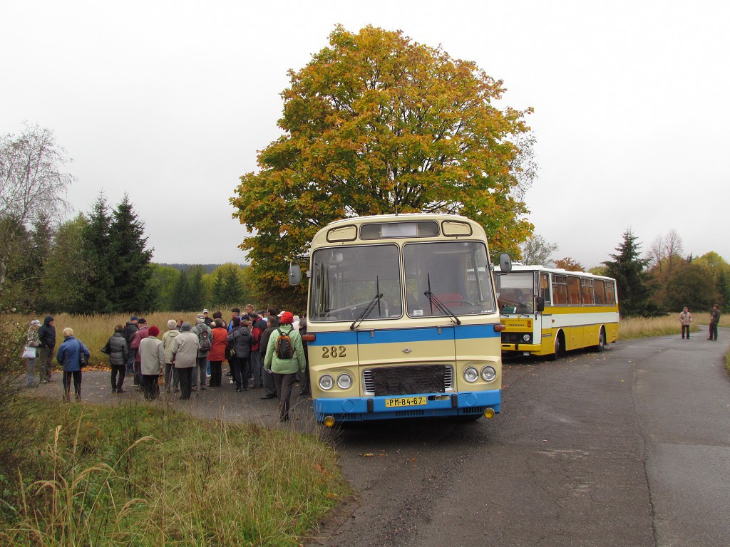 Zastavení autobusů v místech zaniklé obce Zadní Záběhlá. 17.10.2015, Zdeněk Kresa.