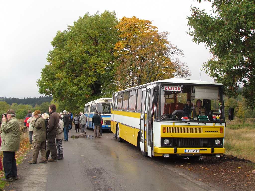 Autobusy na výletě pro obec Strašice při zastávce na hrázi Dolejšího Padrťského rybníku.17.10.2015, Zdeněk Kresa.