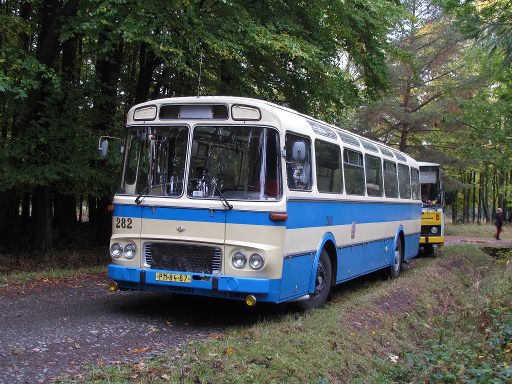 Autobusy odstavené při procházce v místech zaniklé obce Přední Záběhlá. 17.10.2015, Zdeněk Kresa.
