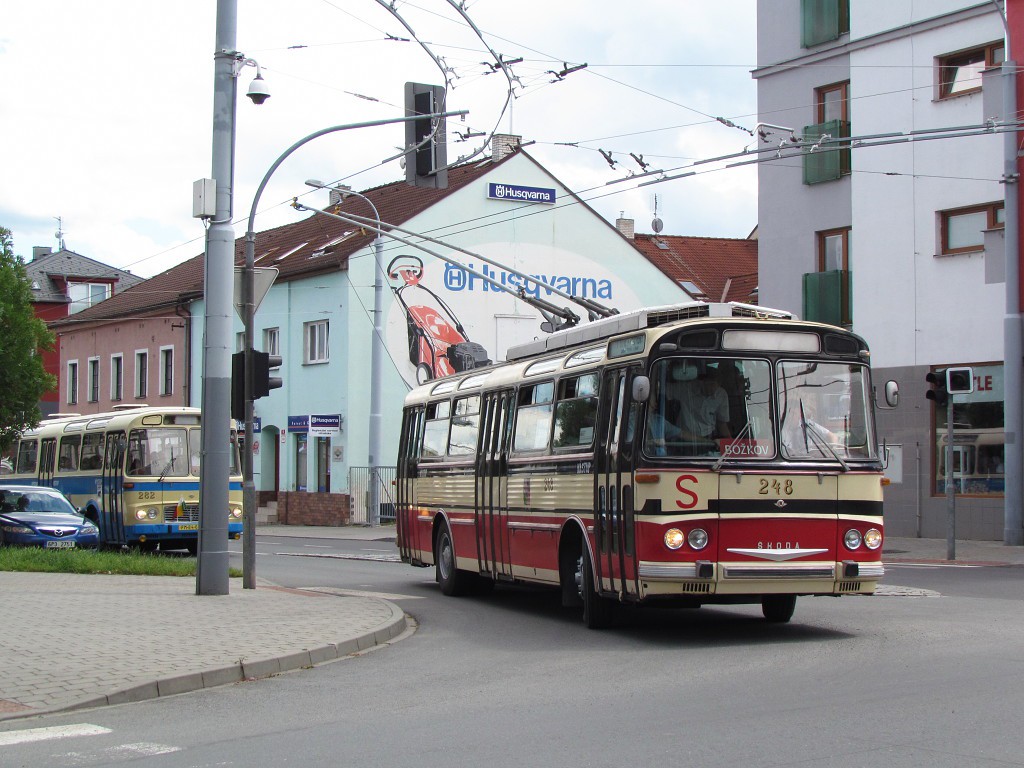 Karosa ŠL 11 jako násled "příbuzného" trolejbusu Škoda T11 zapůjčeného z Brna. 18.6.2016, Zdeněk Kresa.