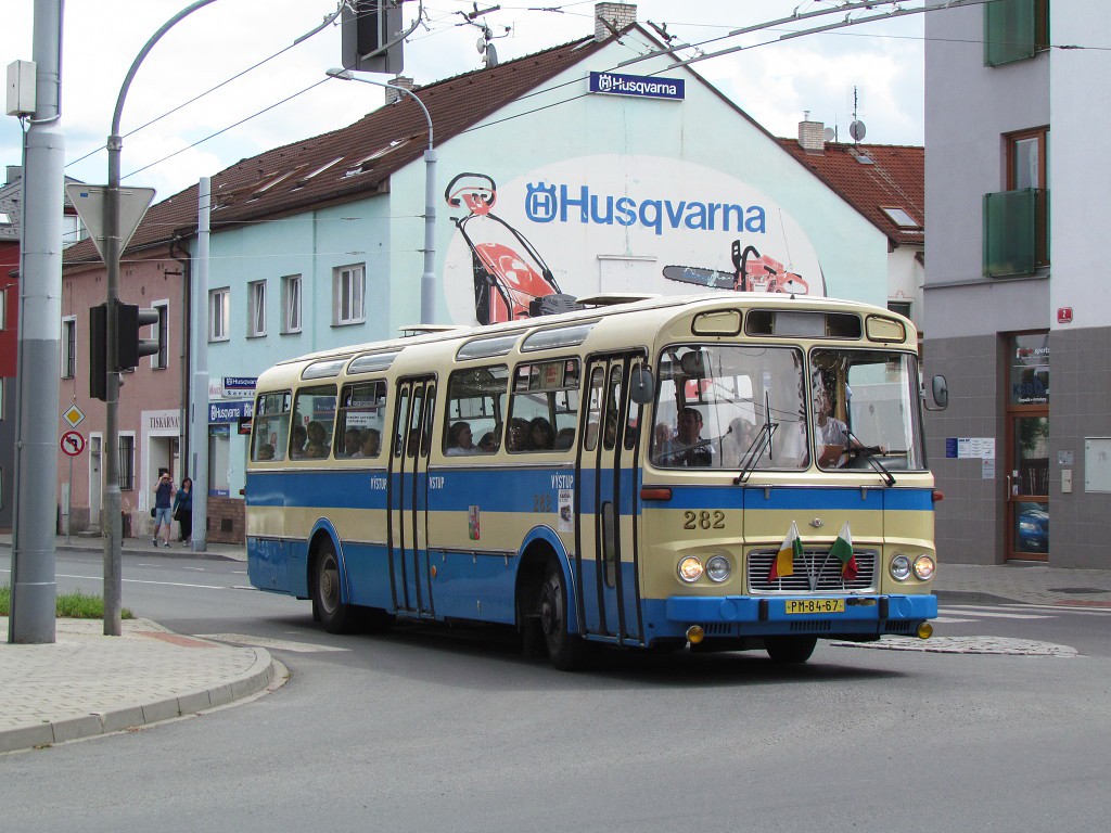 Karosa ŠL 11 jako násled "příbuzného" trolejbusu Škoda T11 zapůjčeného z Brna. 18.6.2016, Zdeněk Kresa.