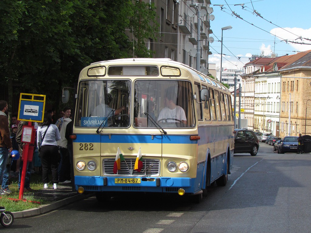 Karosa ŠL 11 jako náhrada za bořkou dočasně znepojízdněný trolejbus Tatra T400. 18.6.2016, Zdeněk Kresa.