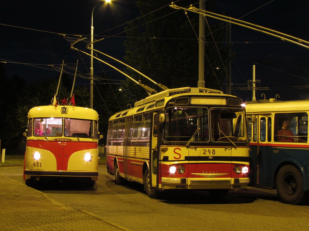 Při noční jízdě v obratišti Čechuruv zapózovaly trolejbusy 6 Tr, T11 (zapůjčené z Brna) a T400 (z Prahy). 18.6.2016, Zdeněk Kresa.