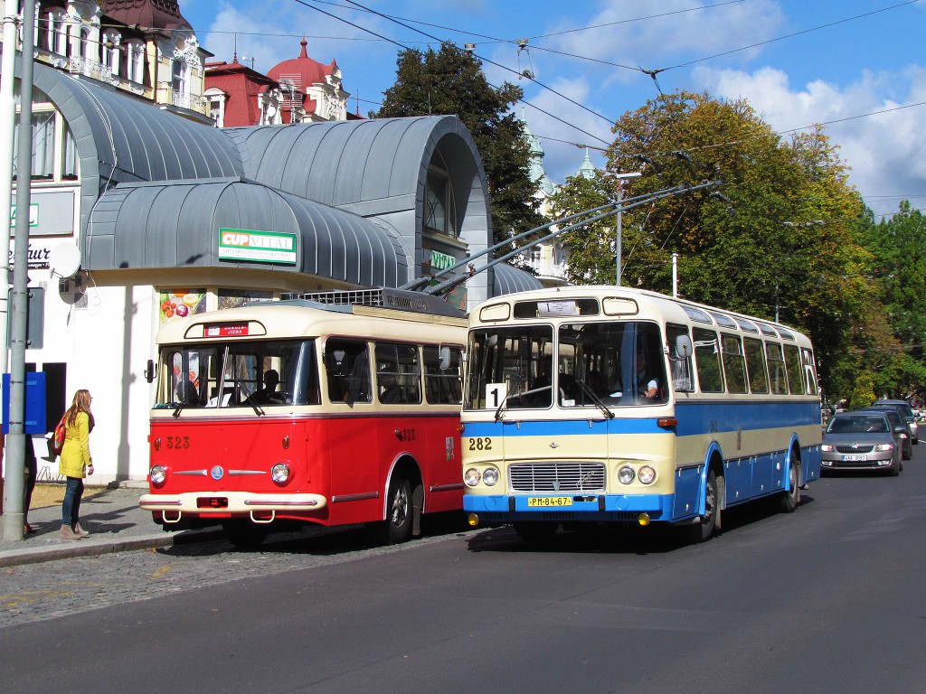 V zastávce City service pózuji historická plzeňská vozidla Škoda 9 Tr a Karosa ŠL 11. 27.9.2014, Zdeněk Kresa.