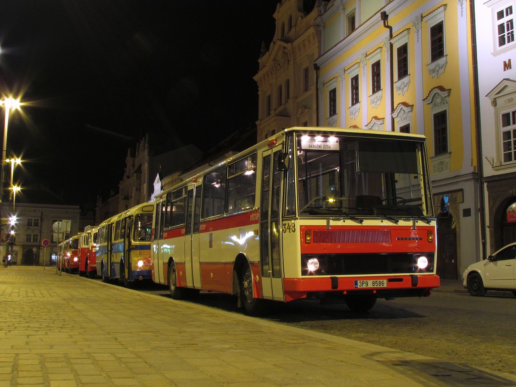 Historické autobusy při noční jízdě pózují na náměstí Republiky. 7.6.2014, Zdeněk Kresa.