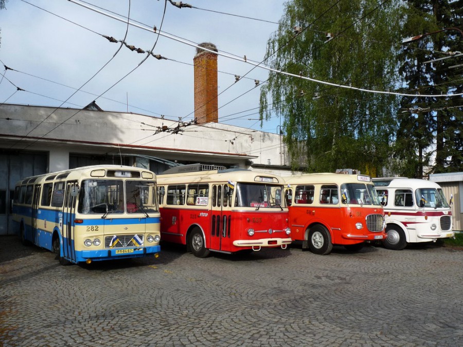 V závěru dne pózují ve vozovně MDML (Městká doprava Mariánské Lázně) zapůjčená historická vozidla - Karosa ŠL 11 (Škoda-bus klub), Škoda 9 Tr a Škoda 706 RTO-MTZ (PMDP) a Škoda 706 RTO-LUX (Autobusy Karlovy Vary). 15.5.2016, Michal Kouba.