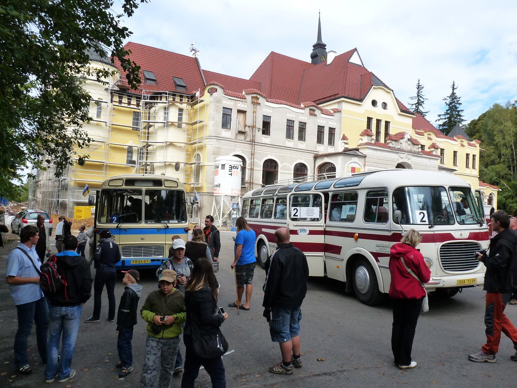 Karosa ŠL 11 a karlovarský 706 RTO-LUX se setkaly na konečné u vstupu do parku Boheminium. 29.9.2012, Michal Kouba.