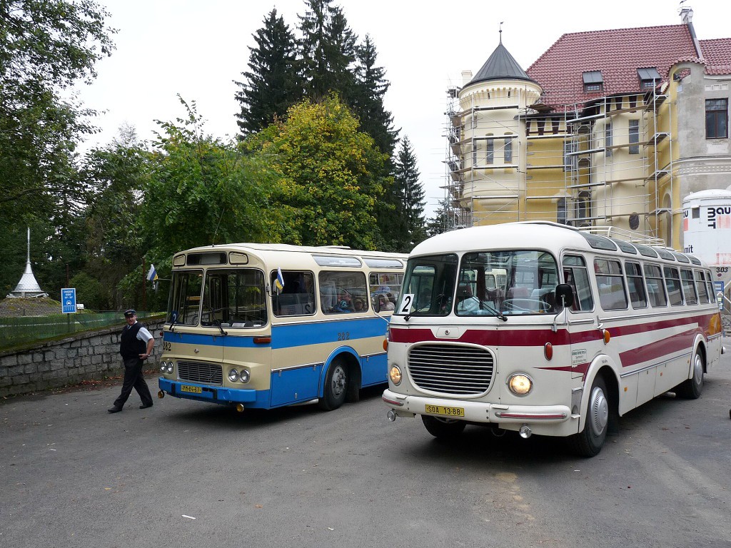 Karosa ŠL 11 a karlovarský 706 RTO-LUX se setkaly na konečné u vstupu do parku Boheminium. 29.9.2012, Michal Kouba.