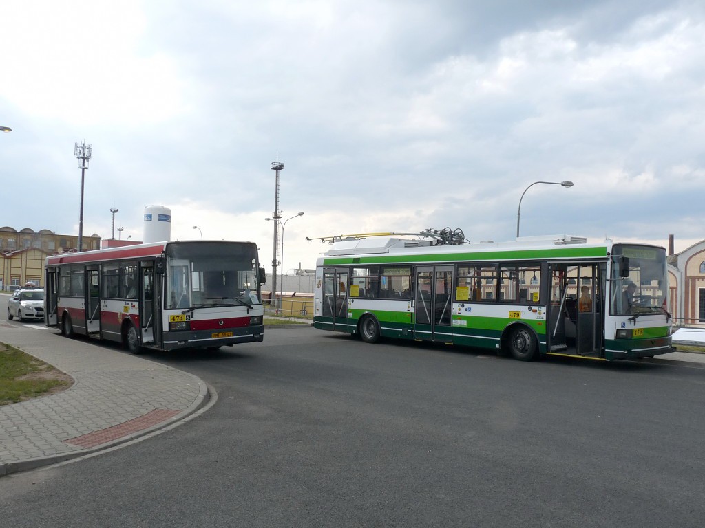 Vůz 474 našeho spolku ve srovnání s trolejbusem 479 PMDP. 12.6.2011, Michal Kouba.