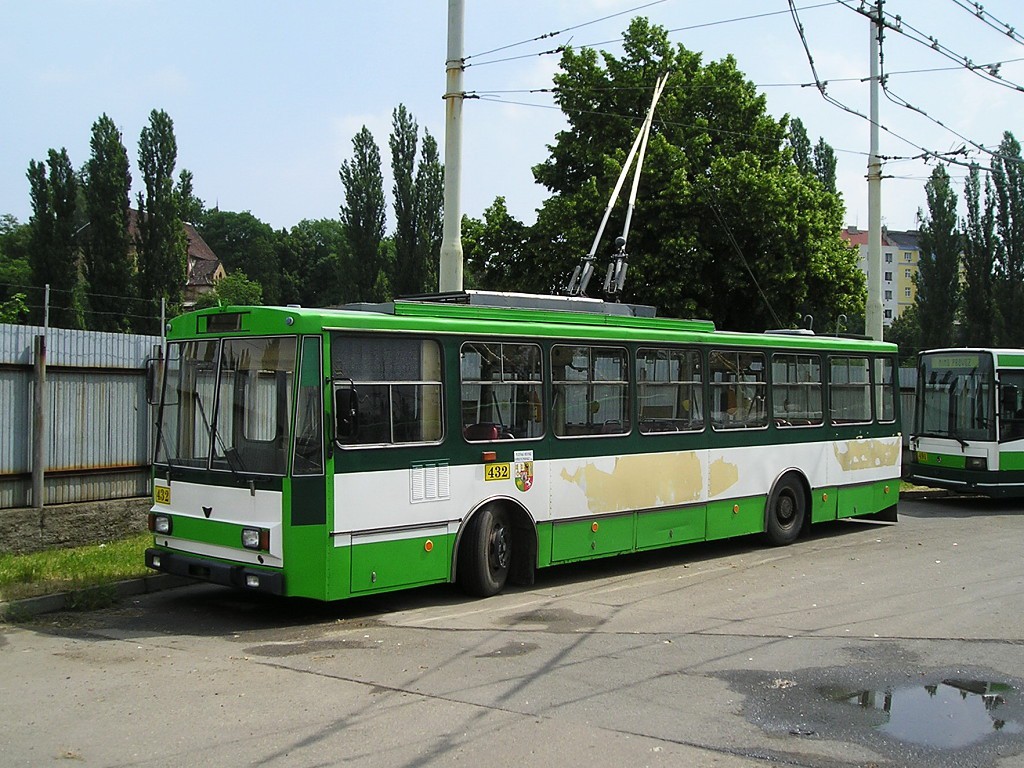 Trolejbus 14 Tr ev.č. 432 (budoucí exponát našeho muzea) zachycený při dnu otevřených dveří ve vozovně Cukrovarská.17.6.2006, Jiří Šplíchal.