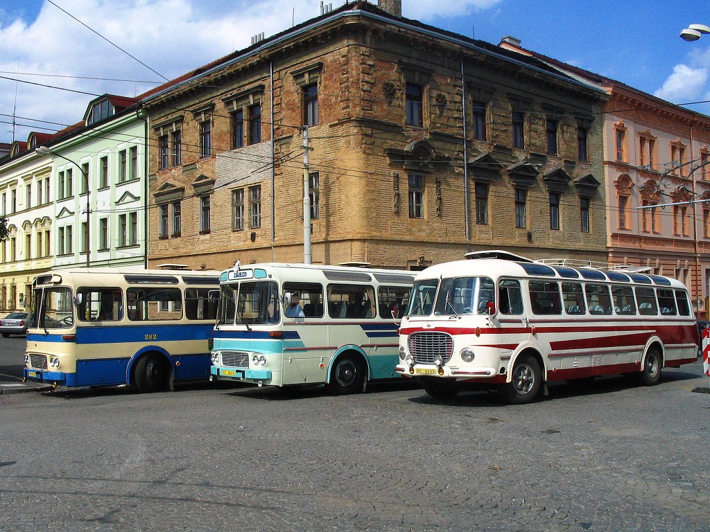 Karosa ŠL 11, Karosa ŠD 11 a Škoda 706 RTO LUX pózují v Presslově ulici. 17.6.2006, Michal Kouba.