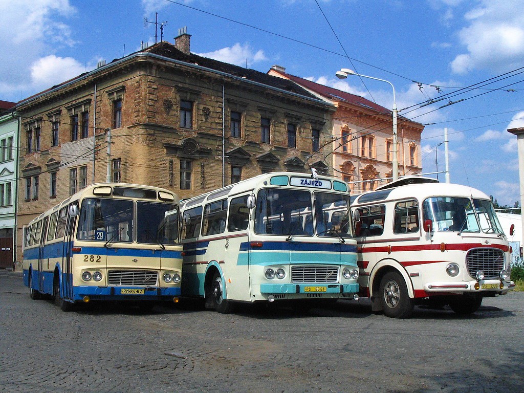 Karosa ŠL 11, Karosa ŠD 11 a Škoda 706 RTO LUX pózují v Černické ulici. 17.6.2006, Michal Kouba.