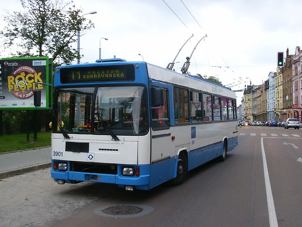 Vůz Škoda 17 Tr pózuje v Borské ulici na konci trolejbusové trati (pířprava pro výstavu trati na Borská pole). 27.6.2009, Michal Kouba.