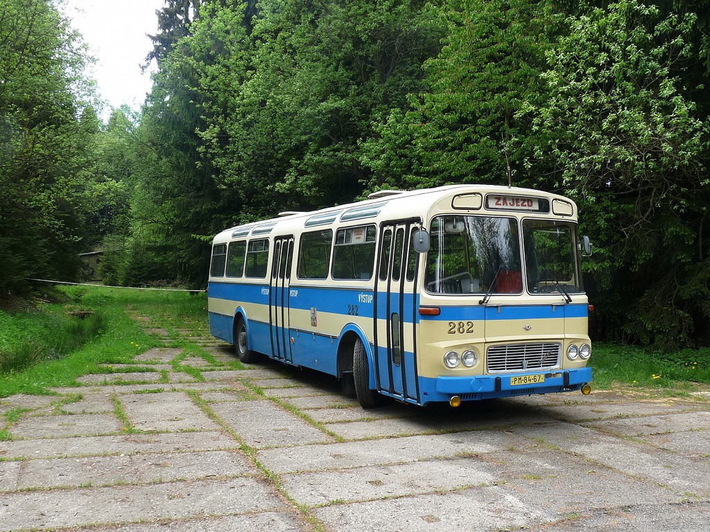 Autobus ŠL 11 na odstavné ploše nedaleko obce Míšov. 14.5.2015, Michal Kouba.