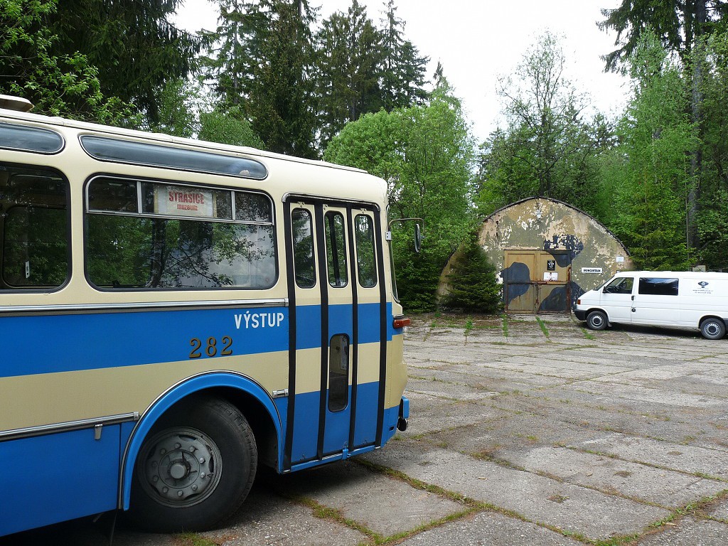 Autobus ŠL 11 na odstavné ploše u Atom muzea nedaleko obce Míšov. 14.5.2015, Michal Kouba.