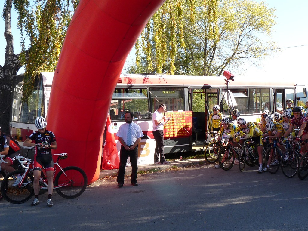 Před startem cyklistického závodu Tour de Brdy... 2.10.2011, Michal Kouba.