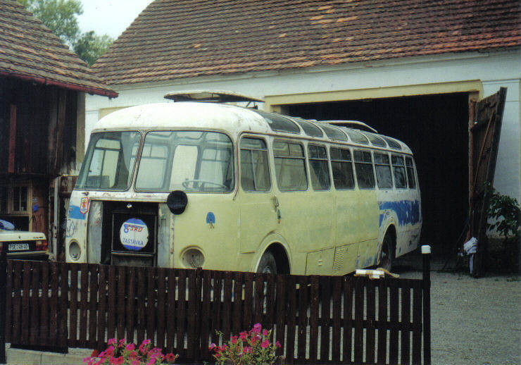 Probíhající první oprava autobusu v Bděněvsi. 6.9.2000, Michal Kouba.