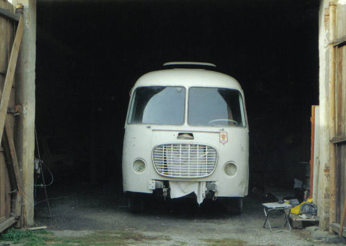 Probíhající první oprava autobusu v Bděněvsi. 28.9.2000, Michal Kouba.