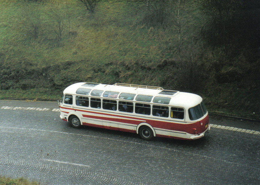Při jedné z prvních jízd po renovaci byl autobus zachycen ve stříbrských zatáčkách. 7.4.2001, Michal Kouba.