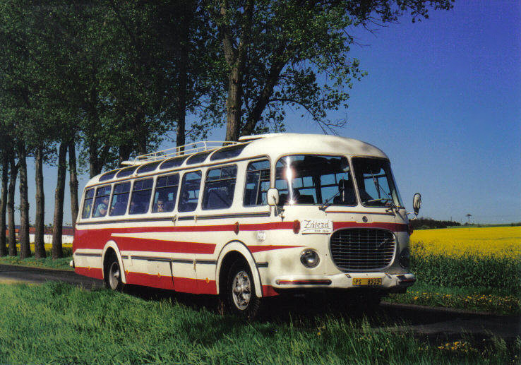 První, spíše kosmetická úprava, autobusu netrvala ani rok, na snímku autobus pózuje na Rakovnicku. 12.5.2001, Michal Kouba.