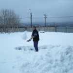 Odklízení sněhu před zimním návozem vozidel. Vykopat alespoň tři metry široký koridor přes dvůr muzea je vzhledem k půl metrové vrstvě sněhu úkol na hodiny. 22.2.2009, Michal Kouba.