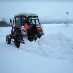 Při odklízení sněhu pomáhal také traktor od hodných sousedů. 22.2.2009, Michal Kouba.