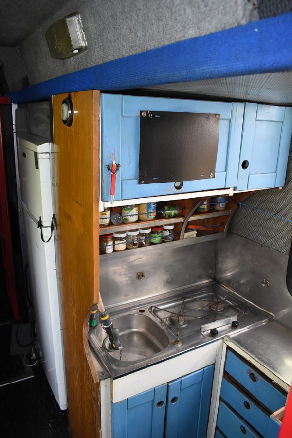 Kuchyňská linka v hotelbusu, v pozadí je patrná také lednice. Ve vozidle se dále nachází i WC s umývárnou. 8.5.2019, Zdeněk Kresa.