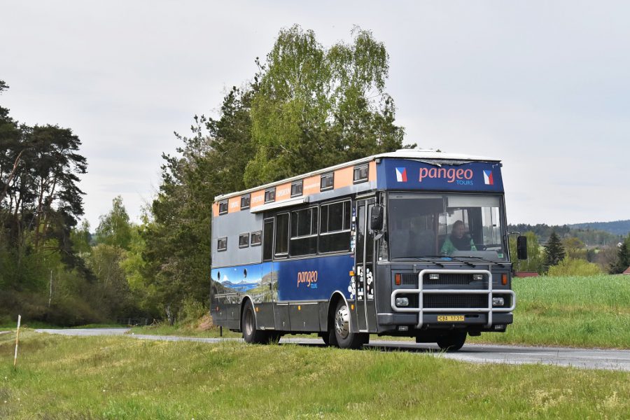Karosa C 734 v provedení Hotelbus pózuje při cestě do Muzea dopravy. Nad zadními dveřmi je patrná také vysouvací markýza. 8.5.2019, Zdeněk Kresa.