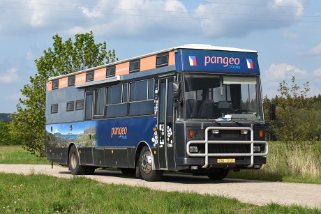 Autobus Karosa C 734 Hotelbus pózuje ve Strašicích. Foto: Zdeněk Kresa, 19.5.2019