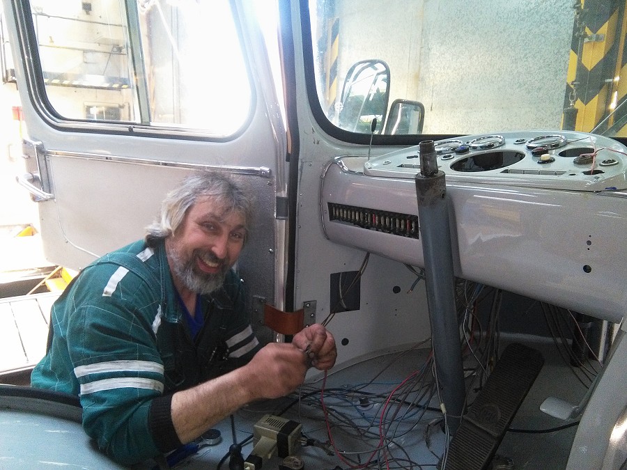 V březnu a dubnu byla finálně připojena přístrojová deska a oživeny elektrické rozvody autobusu. 3.4.2019, Michal Kouba.