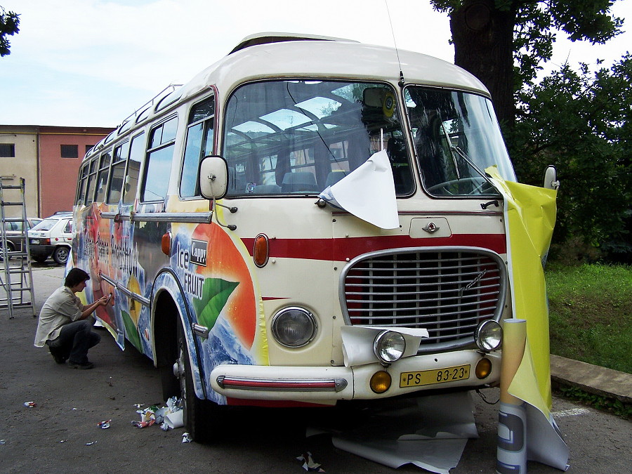 Postupné polepování autobusu do reklamního kabátku společnosti Cappy. 08/2005, Libor Had.