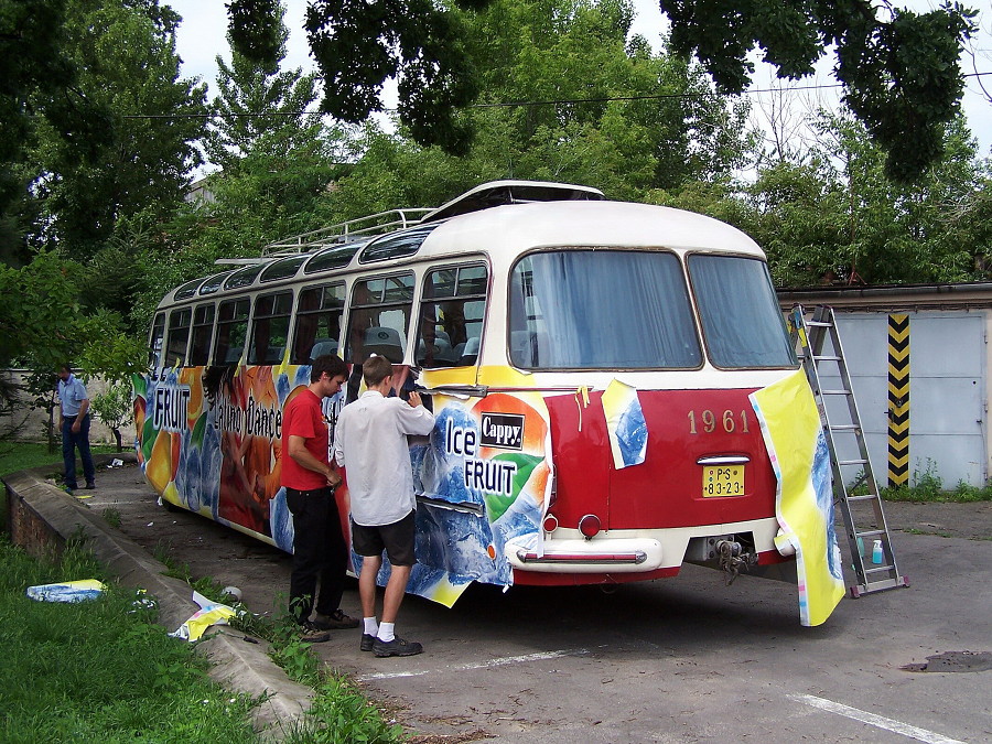 Postupné polepování autobusu do reklamního kabátku společnosti Cappy. 08/2005, Libor Had.