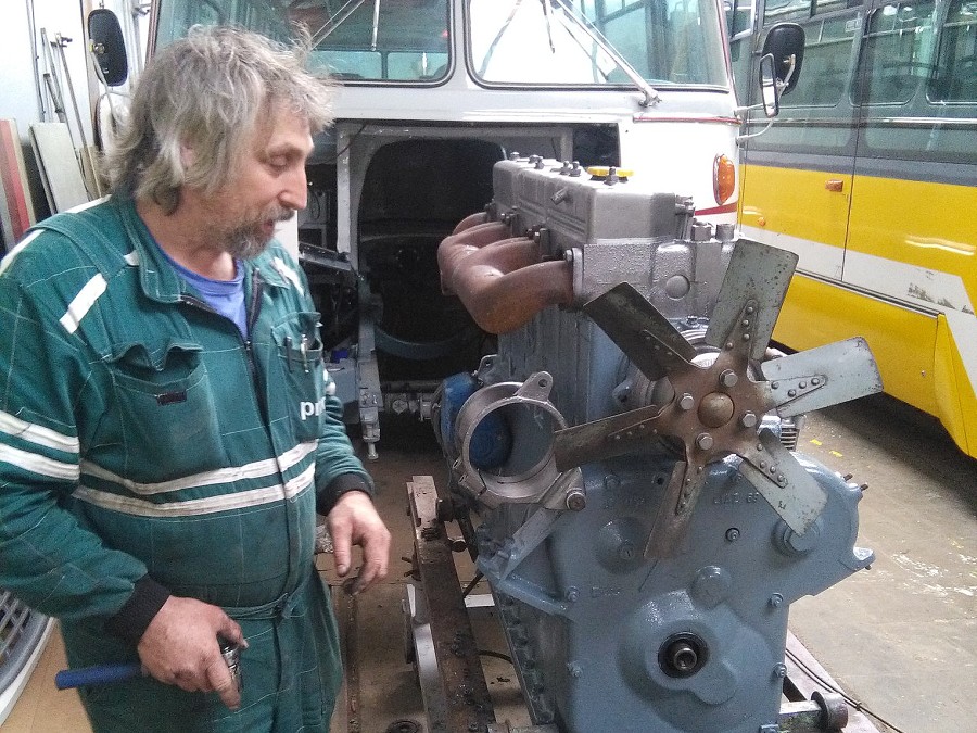 Postupná kompletace motoru před navrácením do autobusu. 10.5.2019, Michal Kouba.